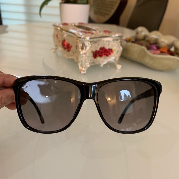 Gucci SunGlasses - Picture 4 of 6